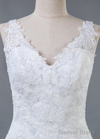 Trumpet/Mermaid Lace V-Neck Sweep Train Wedding Dresses