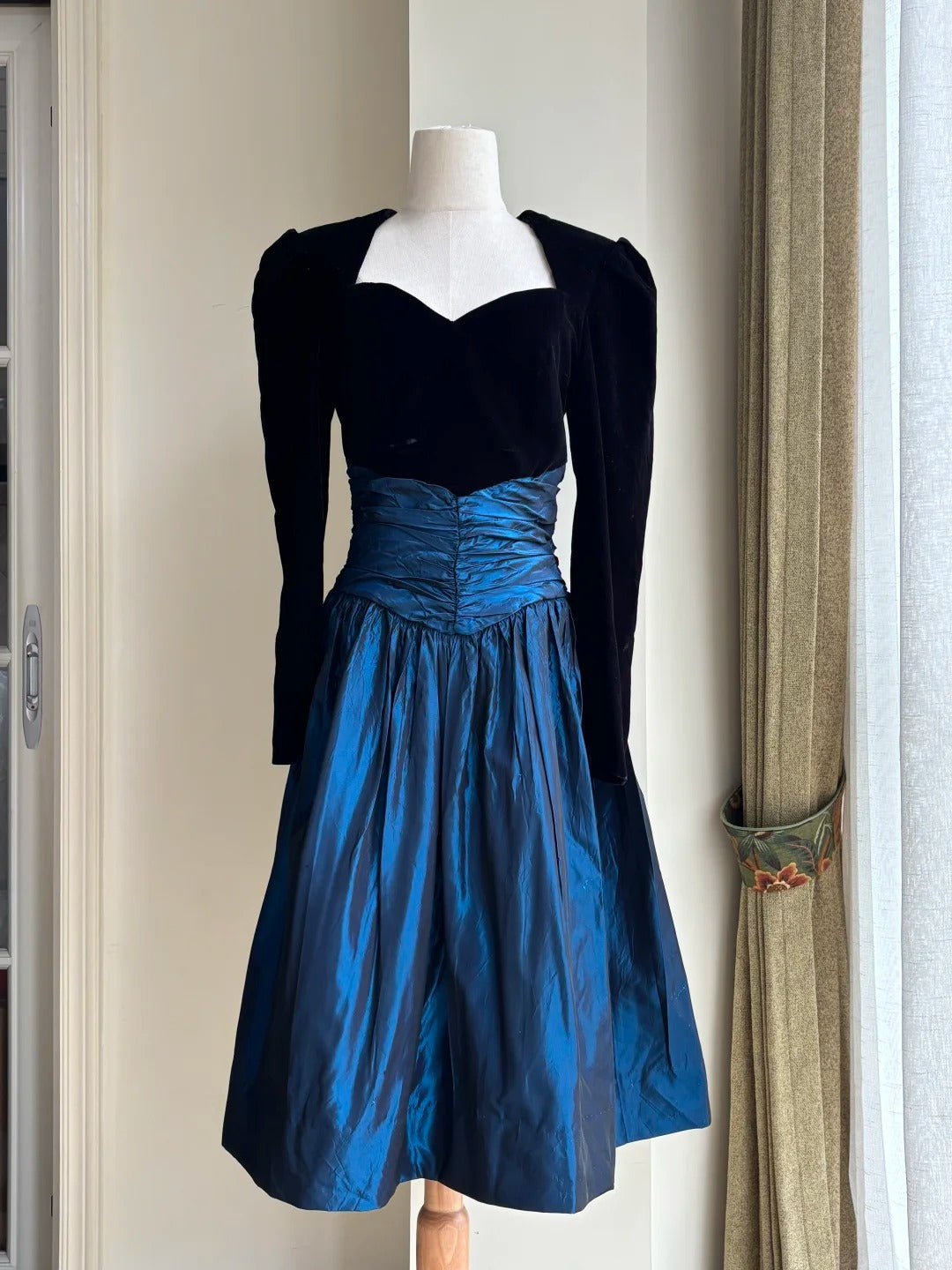 Vintage Black And Blue A-Line Long-Sleeved Velvet And Satin Prom Dresses Evening Dresses