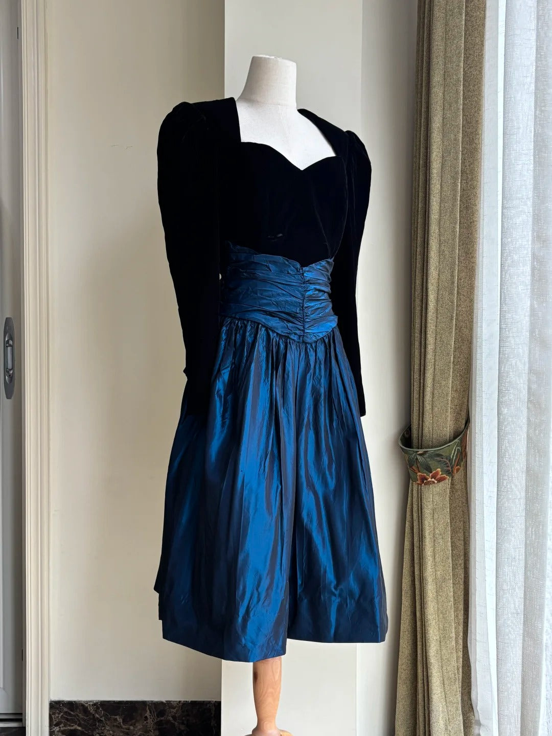 Vintage Black And Blue A-Line Long-Sleeved Velvet And Satin Prom Dresses Evening Dresses