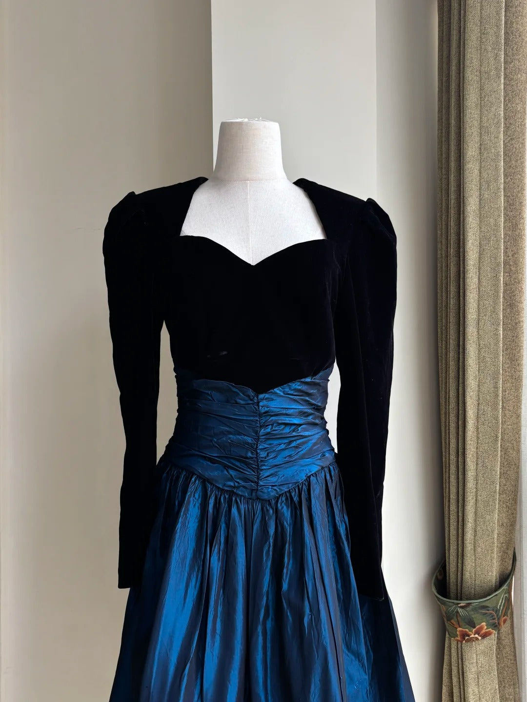 Vintage Black And Blue A-Line Long-Sleeved Velvet And Satin Prom Dresses Evening Dresses