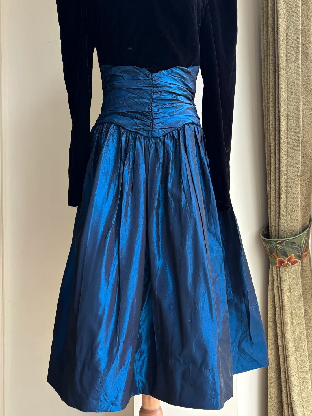 Vintage Black And Blue A-Line Long-Sleeved Velvet And Satin Prom Dresses Evening Dresses