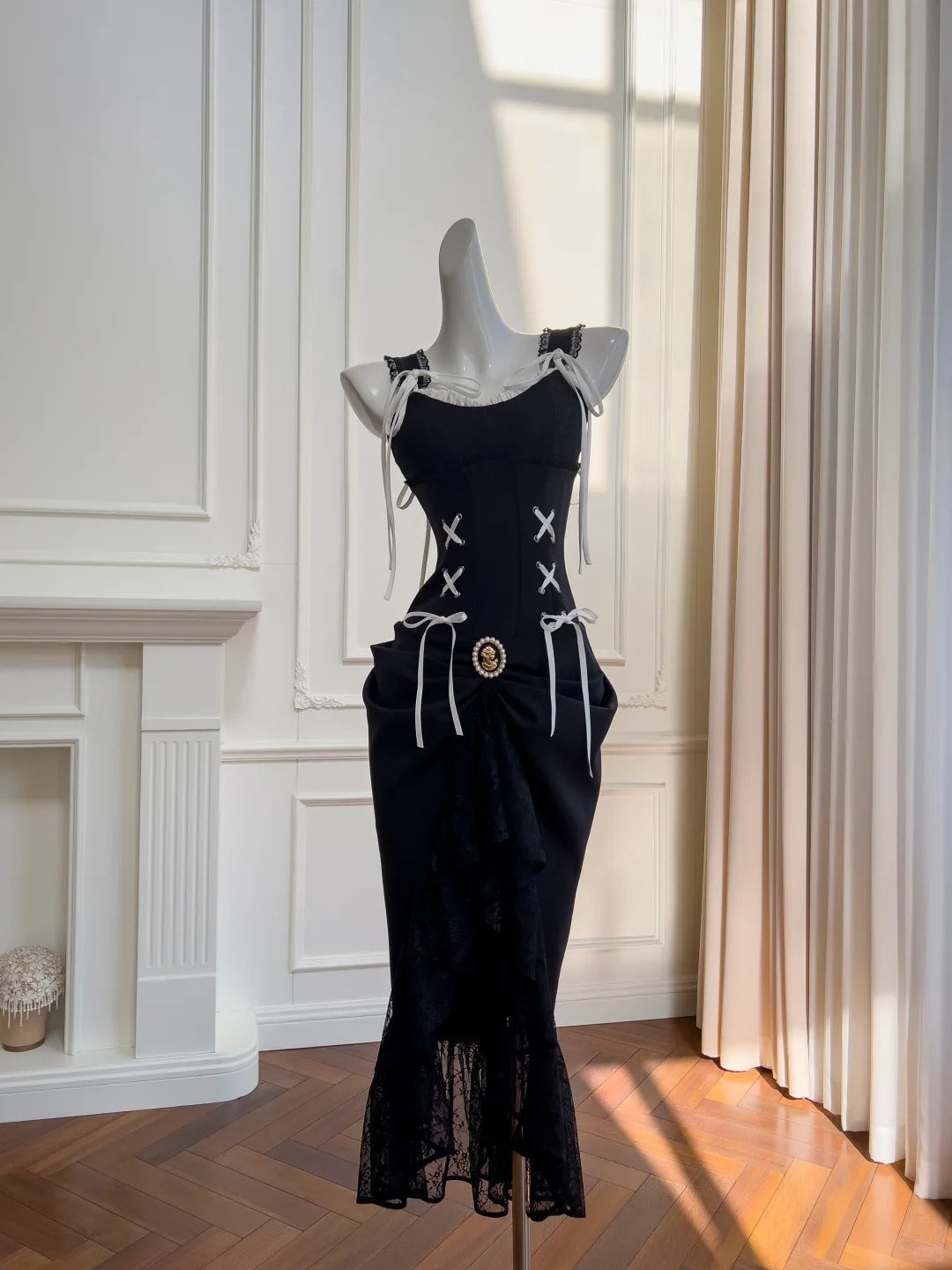 Vintage Black Mermaid Lace And Satin Long Prom Dresses