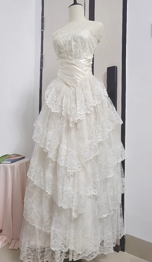 Vintage Bridal Gowns Ball Gowns Strapless Ivory Lace Wedding Dresses Minimalist Bridal Gown Secondary image
