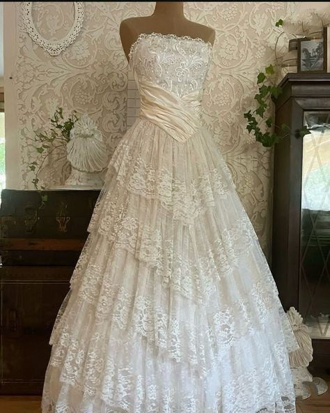 Vintage Bridal Gowns Ball Gowns Strapless Ivory Lace Wedding Dresses Minimalist Bridal Gown Main image