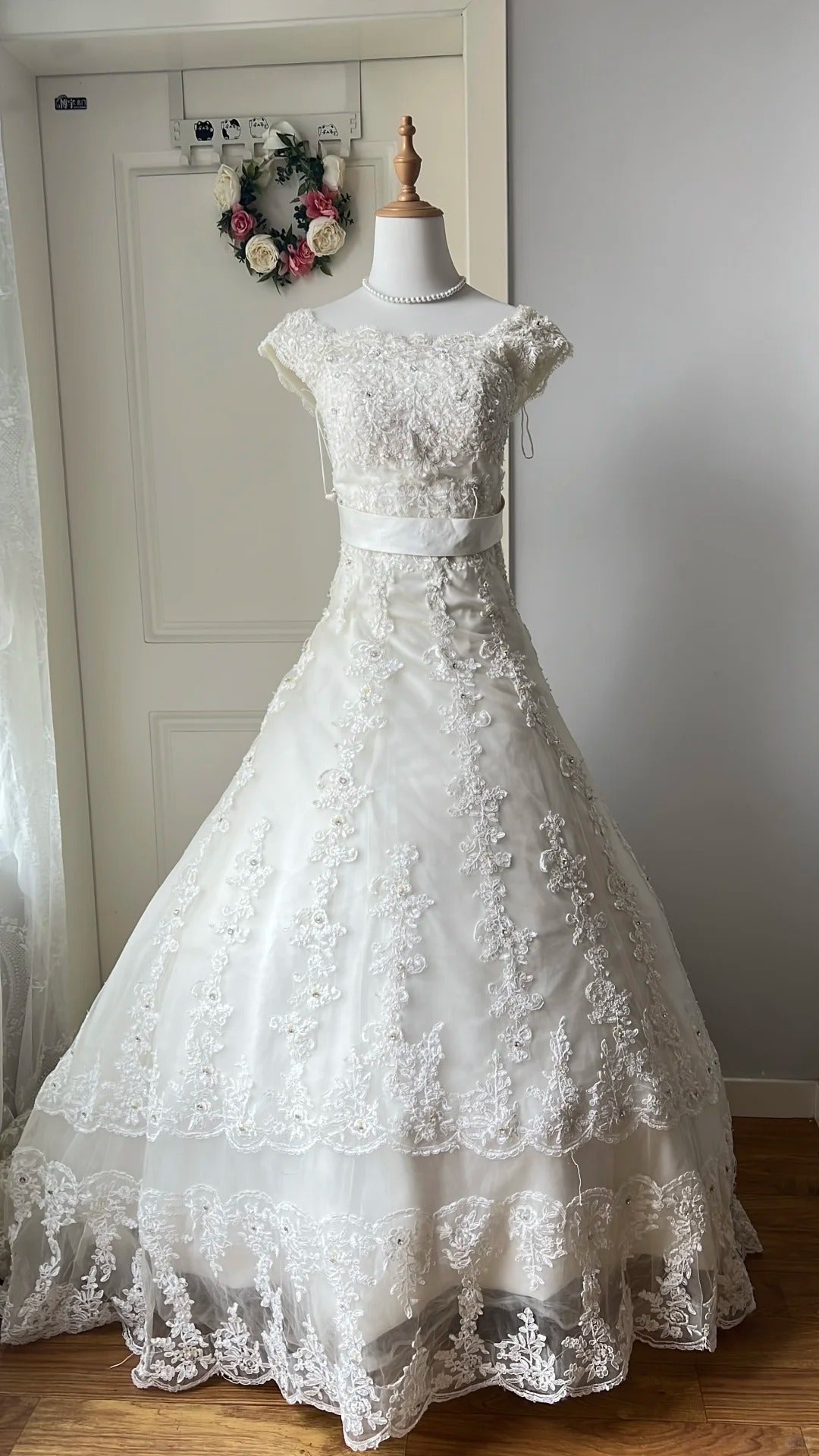 Vintage Court White Round Neck Lace Embroidered Train Ball Gown Wedding Dresses Secondary image