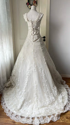 Vintage Court White Round Neck Lace Embroidered Train Ball Gown Wedding Dresses