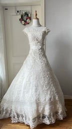 Vintage Court White Round Neck Lace Embroidered Train Ball Gown Wedding Dresses