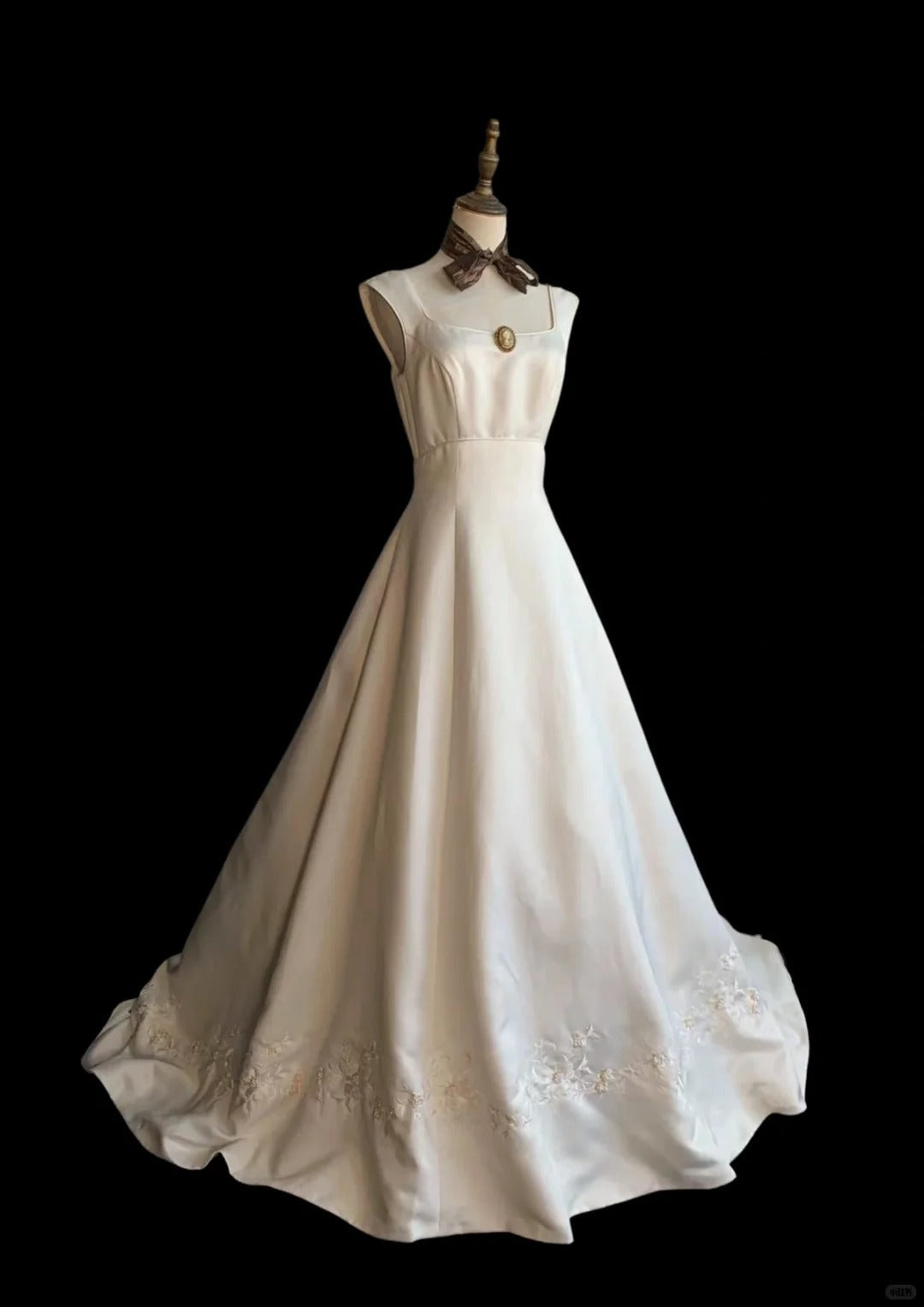 Vintage Elegant Ivory Square Neck Embroidered Satin Train Prom Dresses Wedding Dresses Secondary image
