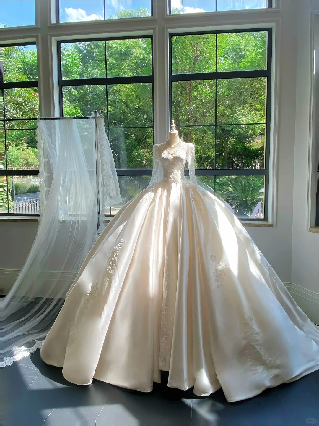 Vintage Palace Ivory Long Sleeve Lace V-Neck Satin Floor-Length Ball Gown Wedding Dresses Secondary image
