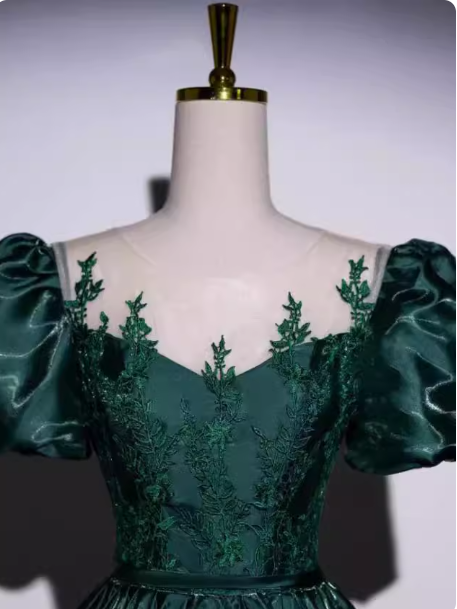 Vintage Royal Emerald Green Crew Neck A-Line Embroidered Satin Long Prom Dresses Evening Dresses