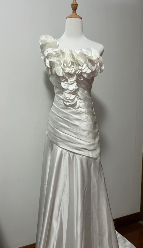 Vintage White Mermaid One-Shoulder Neckline Petal Pleated Satin Long Prom Dresses Evening Dresses