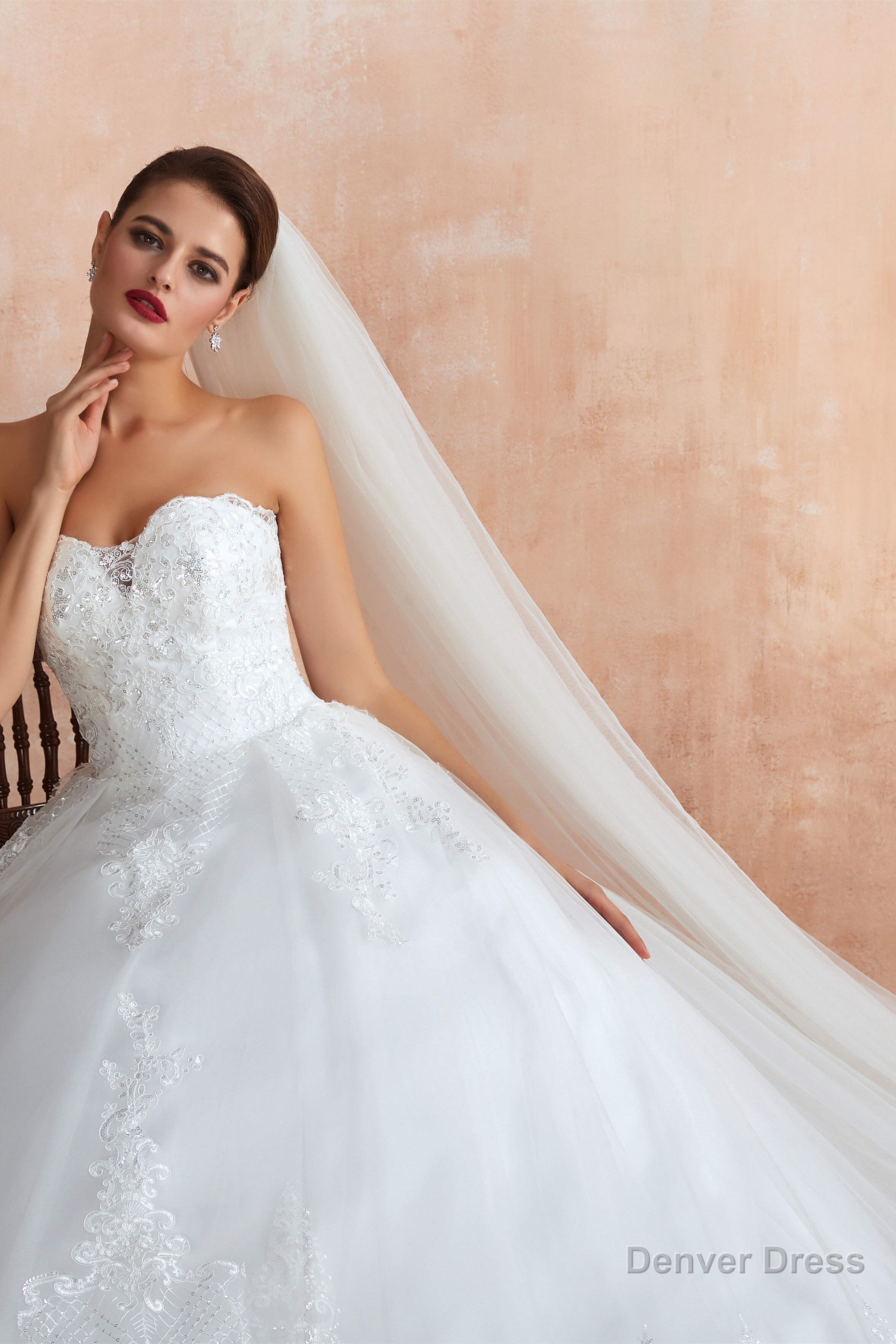 White Ball Gowns Tulle Lace Appliques Sweetheart Sequins Wedding Dresses