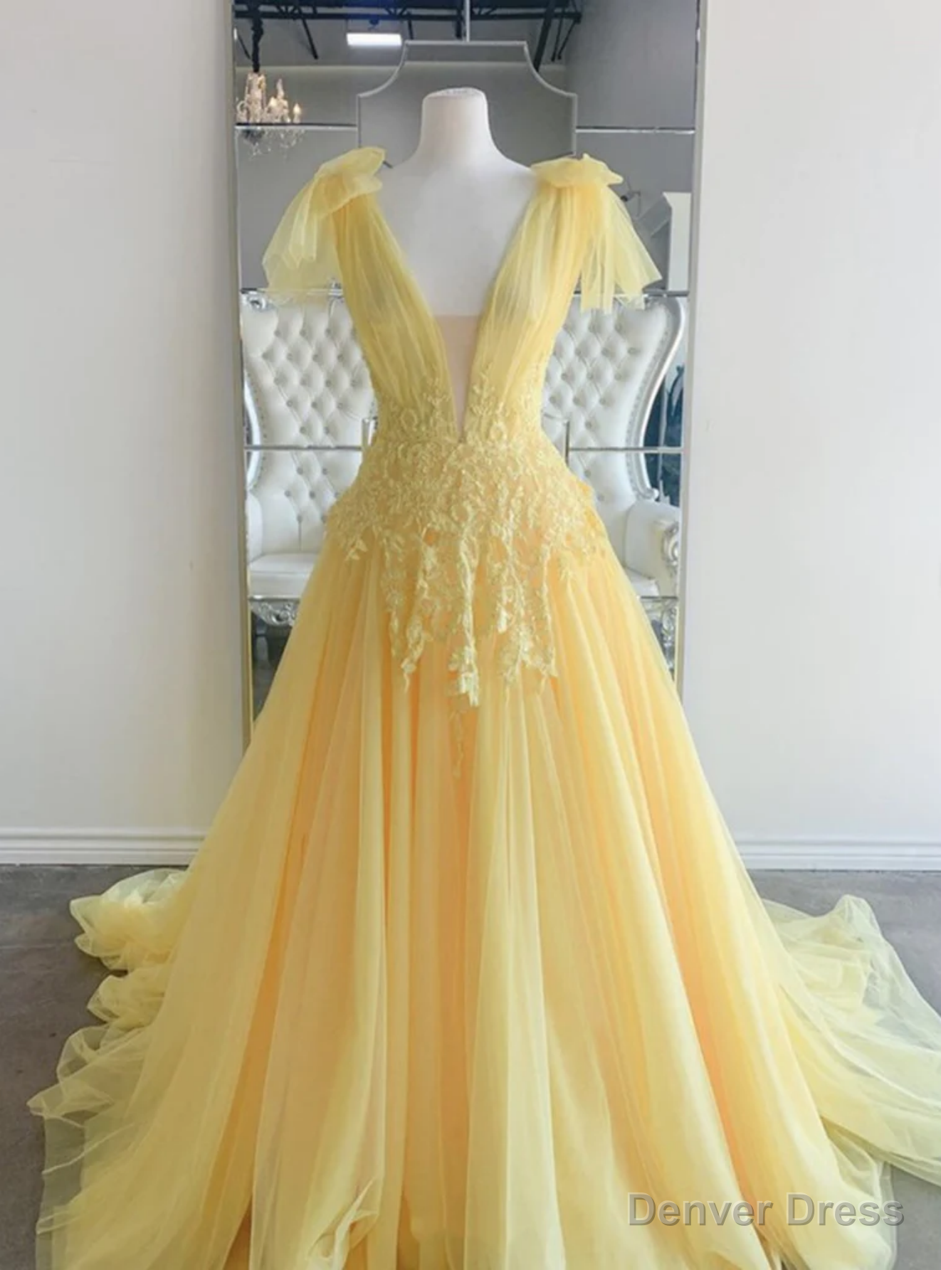 Yellow Tulle V-neck Backless Appliques Prom Dress Main image