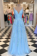 فستان رسمي طويل من التول مزين بالدانتيل باللون الأزرق السماوي ورقبة على شكل حرف V