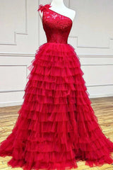 रेड वन शोल्डर कोर्सेट ने रफल्स के साथ लॉन्ग प्रोम ड्रेस को टियर किया