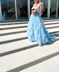 Lichte hemelsblauwe tule prinses ruches banden met gelaagde lange prom -jurk