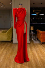 فستان حفلة موسيقية أحمر بكتف واحد وأكمام طويلة وفتحة عالية ومطويات ناعمة