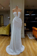 प्लंगिंग वी-नेक स्पार्कल व्हाइट सीक्विन्ड स्ट्रैपलेस प्रोम ड्रेस