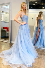 Superbe robe de soirée en dentelle florale bleu clair sans dos avec des robes formelles en dentelle bleu clair fendu