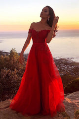 Olkapään punainen pitsi pitkä iltapuku, olkapään punaisten muodollisten mekkojen ulkopuolella