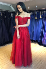فستان سهرة طويل من الدانتيل الأحمر مكشوف الكتفين، فساتين رسمية حمراء مكشوفة الكتف