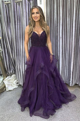 V kaula violetti helmillä pitkä iltapuku, pörröinen violetti muodollinen mekko helmissä