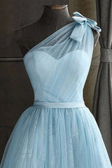 En skulderblå hjemkomstkjole med bowknot
