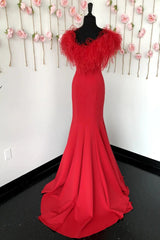 Punainen merenneito pitkä prom -mekko höyhenillä