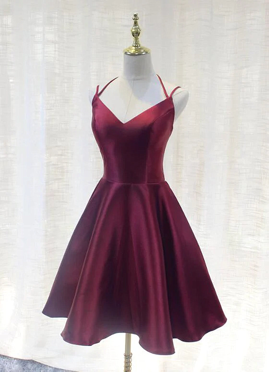 Burgundy Straps V-neckline Short Party Dress Outfits For Women , Lovely Satin Homecoming Dress