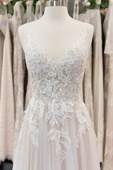 Chic Long A line V neck Appliques Lace Tulle Wedding Dress