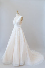 Elegant Long A-line V-neck Appliques Lace Tulle Backless Wedding Dress