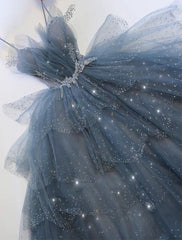 Upea sininen kimalteleva tylli helmillä varustettu prom -mekko, porrastettu muodollinen puku strassilla