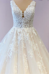 Gorgeous Long A-Line Tulle Wedding Dress With Appliques Lace