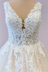 Gorgeous Long A-Line Tulle Wedding Dress With Appliques Lace