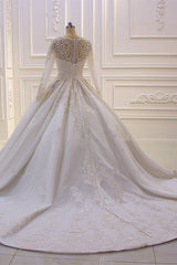 Luxurious White Long Sleevess Appliques Beadings Wedding Dress