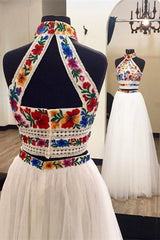 Kaksiosainen korkea kaula pitkä prom -mekko, jossa on applikoinne, ainutlaatuinen hihaton juhlapuku