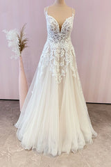 Stunning Long A-Line Spaghetti Straps Appliques Lace Tulle Wedding Dress