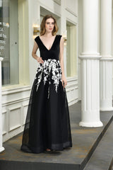 V Neck A-Line Tulle Floor Length Black Prom Dresses with Appliques
